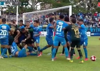 Fusha shndërrohet në një arenë dhune, gjyqtari jep 7 kartonë të kuq dhe 8 të verdhë.