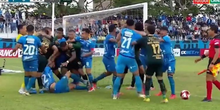 Fusha shndërrohet në një arenë dhune, gjyqtari jep 7 kartonë të kuq dhe 8 të verdhë.