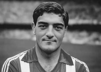 Futbolli spanjoll në pikëllim, njofton ndarjen nga jeta të ish-futbollistit që u zhvillua në akademinë e Real Madrid dhe pati një përplasje të famshme me Maradonën.