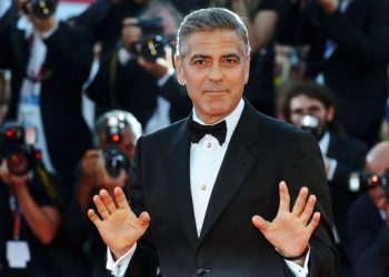 George Clooney sqaron arsyet pse zgjodhi t’i rrisë fëmijët jashtë industrisë së Hollywood-it.