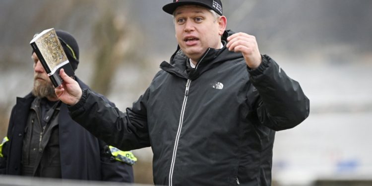 Gjykata suedeze e apelit shpëton pjesërisht nga akuzat burrin e ekstremit të djathtë që dogji kopje të Kuranit.