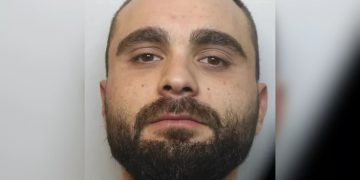 Gjykatësi britanik i drejtohet shqiptarëve: Turp që nuk kontriboni në Shqipëri, por angazhoheni në aktivitete kriminale këtu.