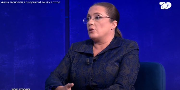 “Gjyqtarët janë kërcënuar më parë në sallën e gjyqit”, deklaron gazetarja Hoxha: Prokuroria nuk ka ndërmarrë hetime.