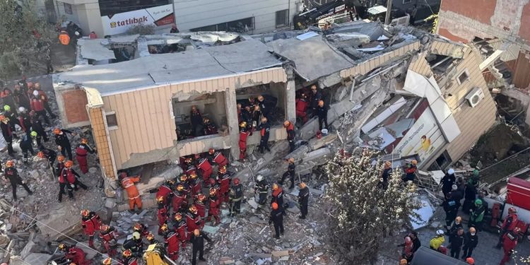 Godina 7-katëshe shembet në Turqi, një familje zgjidhet nën kolapsin e saj.