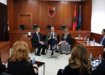 Gonzato takohet me kryetarin e Kolegjit të Posaçëm të Apelimit, ambasadori: Vlerësohet përfundimi i procesit të vettingut deri në qershor 2026.