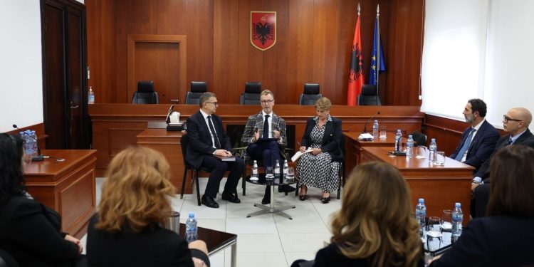 Gonzato takohet me kryetarin e Kolegjit të Posaçëm të Apelimit, ambasadori: Vlerësohet përfundimi i procesit të vettingut deri në qershor 2026.