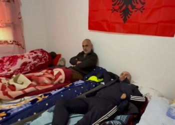 Greva e urisë e naftëtarëve/ Pas 11 ditësh protestë, gjendja e shëndetit të tyre është shqetësuese: Ne nuk do të tërhiqemi.
