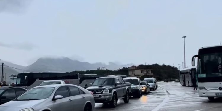 Grevë në Doganat Greke, formohen radhë në pikën kufitare të Kakavijës