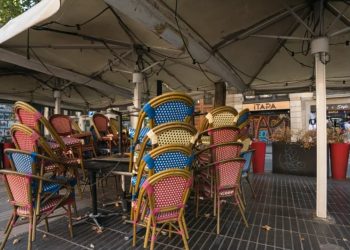 “Grupi i karrigeve”/ Arrestohen 7 individë pas vjedhjeve të një mijë karrigeve në lokalete Spanjës, shkaktohen dëme prej 60 mijë eurosh.