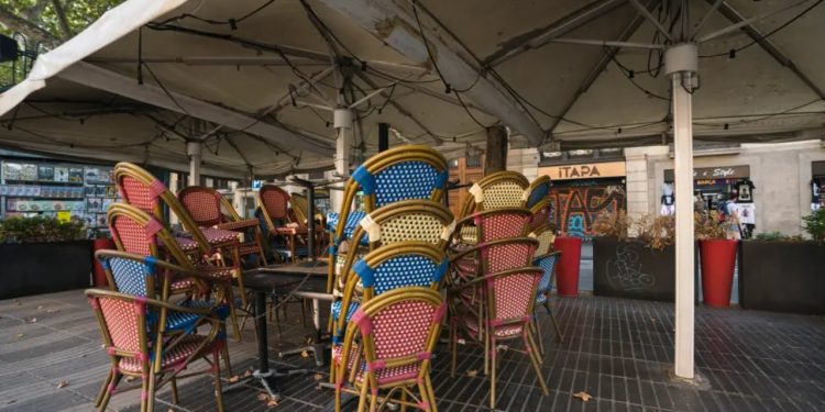 “Grupi i karrigeve”/ Arrestohen 7 individë pas vjedhjeve të një mijë karrigeve në lokalete Spanjës, shkaktohen dëme prej 60 mijë eurosh.