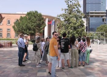 Gushti i suksesshëm, me rritje prej 35% në numrin e turistëve në hotele. Të dhënat e INSTAT tregojnë dominimin e mysafirëve të huaj.