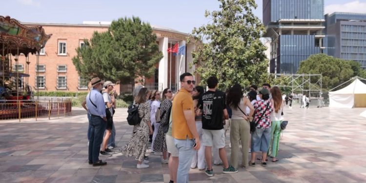 Gushti i suksesshëm, me rritje prej 35% në numrin e turistëve në hotele. Të dhënat e INSTAT tregojnë dominimin e mysafirëve të huaj.