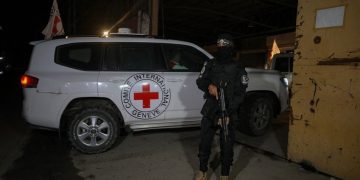 Hamasi dorëzon eshtrat që nuk janë të pengjeve të mbetur, Netanyahu: Shkelje e armëpushimit, do të reagojmë.