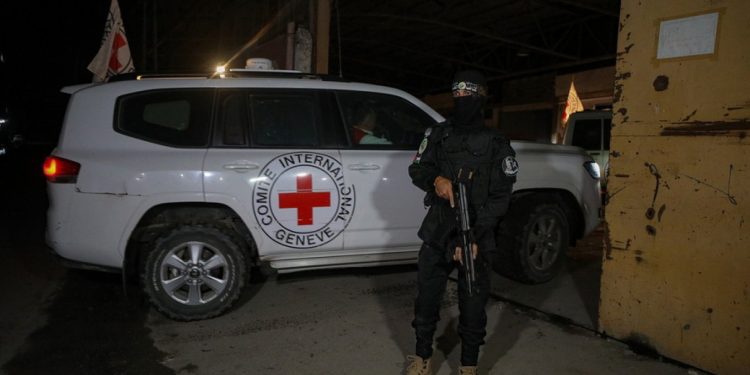 Hamasi dorëzon eshtrat që nuk janë të pengjeve të mbetur, Netanyahu: Shkelje e armëpushimit, do të reagojmë.