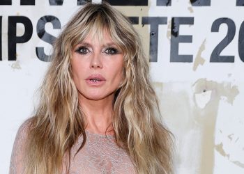 Heidi Klum bën një paraqitje të guximshme në Javën e modës në Paris me një fustan transparent dhe pa reçipeta.
