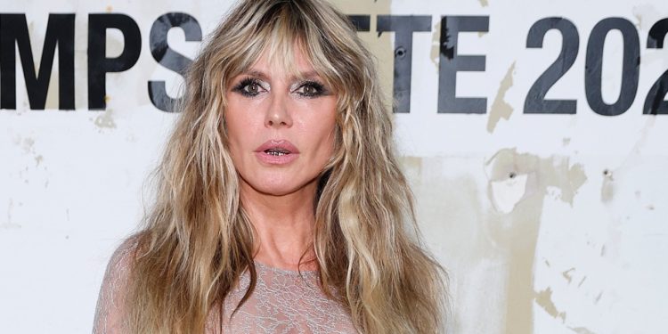 Heidi Klum bën një paraqitje të guximshme në Javën e modës në Paris me një fustan transparent dhe pa reçipeta.