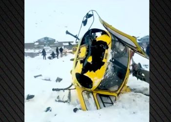 Helikopter rrëzohet afër bazës së Everestit në Nepal, piloti shpëton mrekullisht.