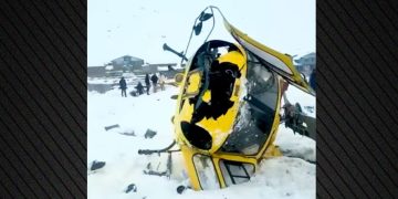 Helikopter rrëzohet afër bazës së Everestit në Nepal, piloti shpëton mrekullisht.