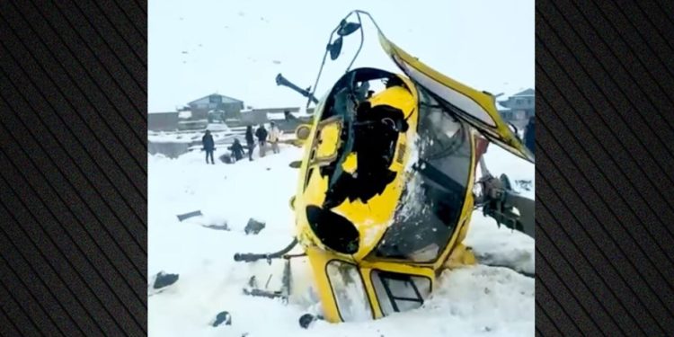 Helikopter rrëzohet afër bazës së Everestit në Nepal, piloti shpëton mrekullisht.