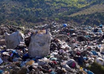 Histori e Brendshme: Bashkitë pranojnë menaxhimin skandaloz të mbetjeve, me dhjetëra mijëra tonë të shpërndara në mjedis