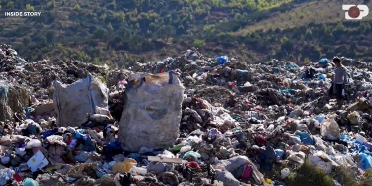 Histori e Brendshme: Bashkitë pranojnë menaxhimin skandaloz të mbetjeve, me dhjetëra mijëra tonë të shpërndara në mjedis