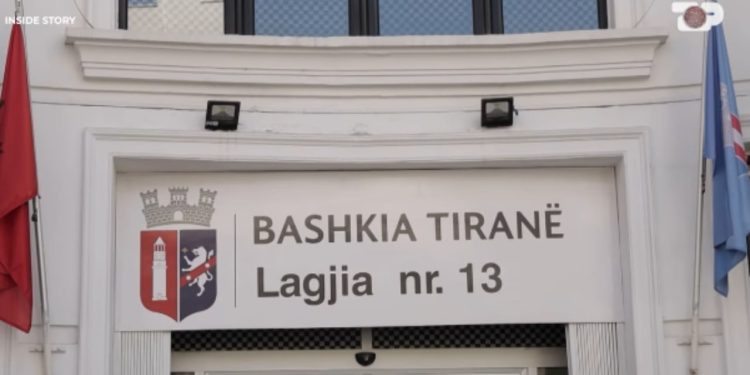 Historia e Brendshme: Projekte të Mëdha, por Bashkia Tiranë nuk disponon zyra për njësitë vendore, qira milionash për privatët.