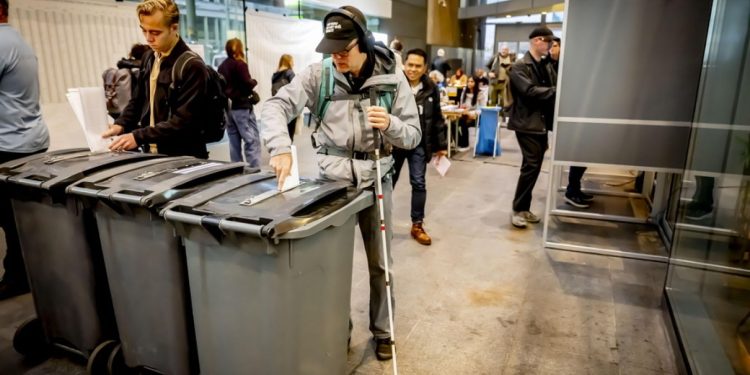 Holandezët zhvillojnë sot zgjedhjet e treta të përgjithshme brenda një periudhe prej pak më shumë se pesë vjetësh.