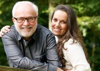 Hulumtim: Meshkujt që formojnë lidhje me femra më të reja shprehin se…