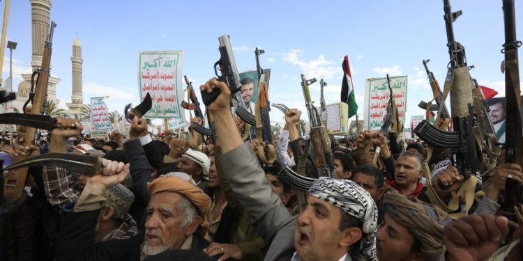 Huthit hyjnë me forcë në zyrat e OKB-së në Jemen dhe ndalojnë 20 punonjës.