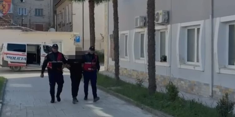 I arrestohet në Vlorë 38-vjeçari i shpallur në kërkim ndërkombëtar, i dënuar nga Italia me 10 vite burg për trafik droge.