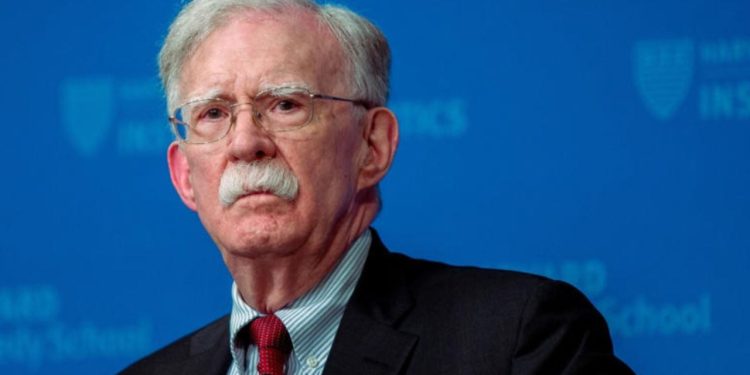 I dha informacion të klasifikuar gruas dhe vajzës, ngrihet akuzë federale ndaj ish-këshilltarit të Trump, John Bolton.