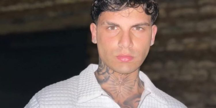 I ri shqiptar 23-vjeçar i gjetur i vrarë në parkingun e Universitetit të Peruxhias, zbulohet ngjarja tragjike.