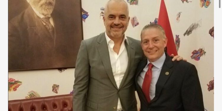 Pas talljes me Trump, del për herë të foto e Ramës me McGonigal në zyrën e tij në kryeministri