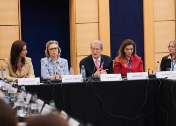 “Gjendja e Shqipërisë është dramatike”/ Berisha: Ato që paguajnë çmimin më të shtrenjtë janë gratë dhe vajzat