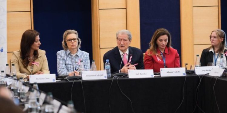 “Gjendja e Shqipërisë është dramatike”/ Berisha: Ato që paguajnë çmimin më të shtrenjtë janë gratë dhe vajzat