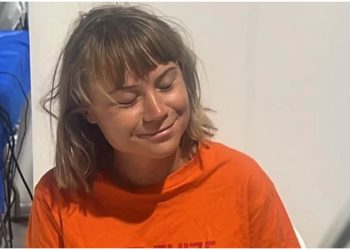 E tërhoqën zvarrë për flokësh dhe e detyruan të puthte flamurin izraelit, aktivistja turke denoncon keqtrajtimin e Greta Thunberg