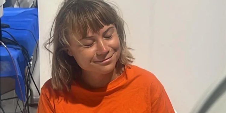 E tërhoqën zvarrë për flokësh dhe e detyruan të puthte flamurin izraelit, aktivistja turke denoncon keqtrajtimin e Greta Thunberg