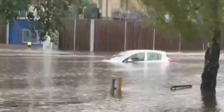 Stuhia Amy përshkon Francën veriperëndimore, shënohen 2 viktima, mijëra familje pa energji elektrike