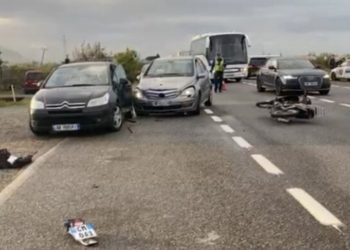 Aksidentohen dy makina dhe një motoçikletë në superstradën Lezhë-Milot, një i plagosur në gjendje të rëndë