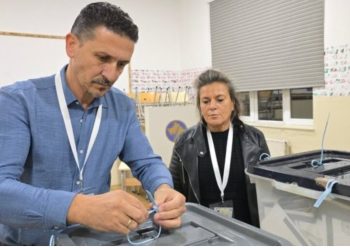 Analiza e REL: Zgjedhjet lokale në Kosovë, të gjitha partitë “fituan dhe humbën”! Balotazhi do t’i “zhbëjë” vijat e kuqe