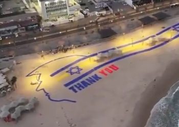 Trump niset drejt Izraelit! Gjest mirënjohjeje në breg të detit, vizatohet skica e profilit të presidentit amerikan: FALEMINDERIT