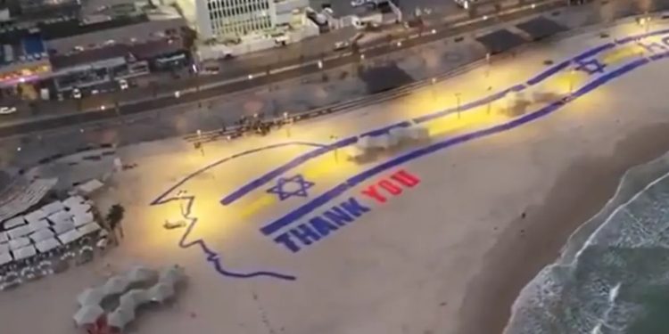 Trump niset drejt Izraelit! Gjest mirënjohjeje në breg të detit, vizatohet skica e profilit të presidentit amerikan: FALEMINDERIT