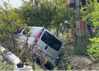 Aksident në aksin Lushnje-Berat! Furgoni me turistë përfundon në kanal, 5 të lënduar, shoferi në gjendje të rëndë