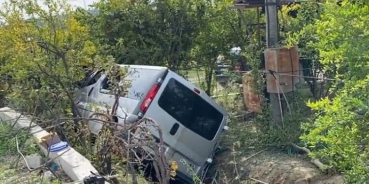 Aksident në aksin Lushnje-Berat! Furgoni me turistë përfundon në kanal, 5 të lënduar, shoferi në gjendje të rëndë