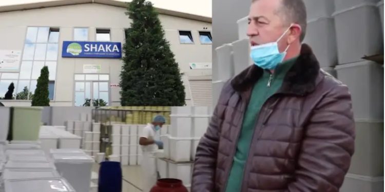 Skandali “Shaka Boboshticë” – niseshte në djath, vaj palme në gjalp, qumësht pluhur në kos dhe miliona të fshehura nga tatimet. Pse nuk arrestohet Jani Shaka?