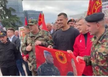 “LIRIA KA EMËR”/ Me flamurin e UÇK-s në duar, djali i Hashim Thaçit mbërrinë në sheshin Skënderbej
