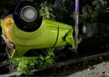 FOTO/ Drejtonte automjetin në gjendje të dehur dhe u përplas me shtyllën, arrestohet 18-vjeçari në Sarandë