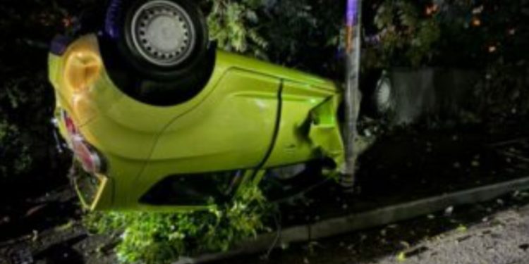 FOTO/ Drejtonte automjetin në gjendje të dehur dhe u përplas me shtyllën, arrestohet 18-vjeçari në Sarandë