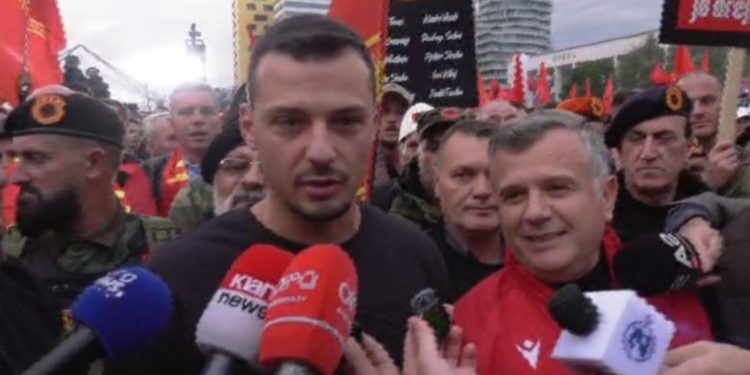 Protesta për UÇK në Tiranë/ Djali i Hashim Thaçit: Faleminderit të gjithëve për pjesëmarrjen