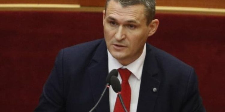 Hetimi ndaj Belinda Ballukut, Altin Dumani zotohet në Parlament: Dritan Prençi ka mbështetjen time! Nuk më ka shprehur asnjë shqetësim!
